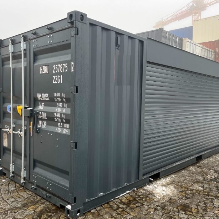 Lodni-kontejnery-na-prodej-rozmery-lodnich-kontejneru-prodam-lodni-kontejner.jpg Conteneur de 20 pieds avec volet roulant et porte d’entrée RAL 7016 -C